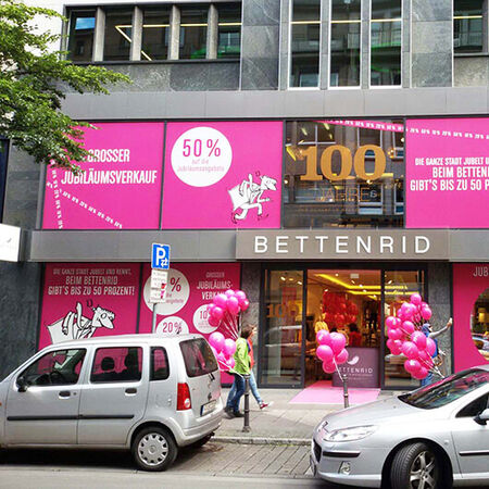 Außenwerbung: Shop Folierung —Blickfang Werbetechnik, bei Frankfurt am Main.