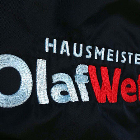 Corporate Fashion: T-Shirt mit Stick — Blickfang Werbetechnik, bei Frankfurt am Main.